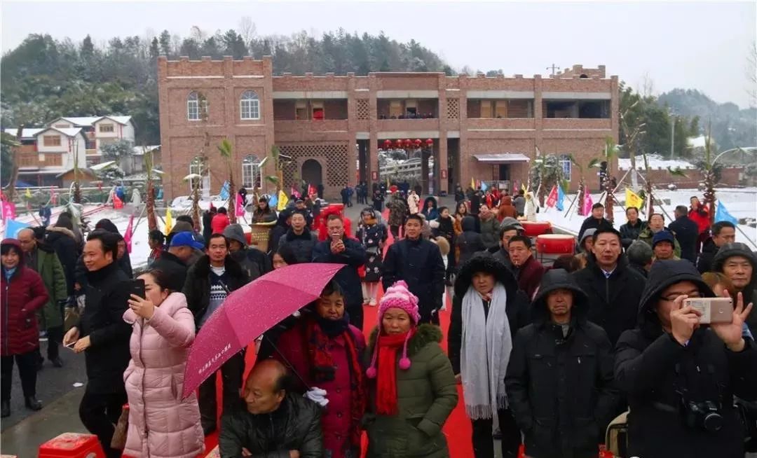  惊险又刺激！平昌驷马水乡玻璃桥今天正式开园迎客！